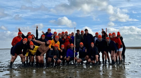 Groepsfoto team Leapforce tijdens wadlopen